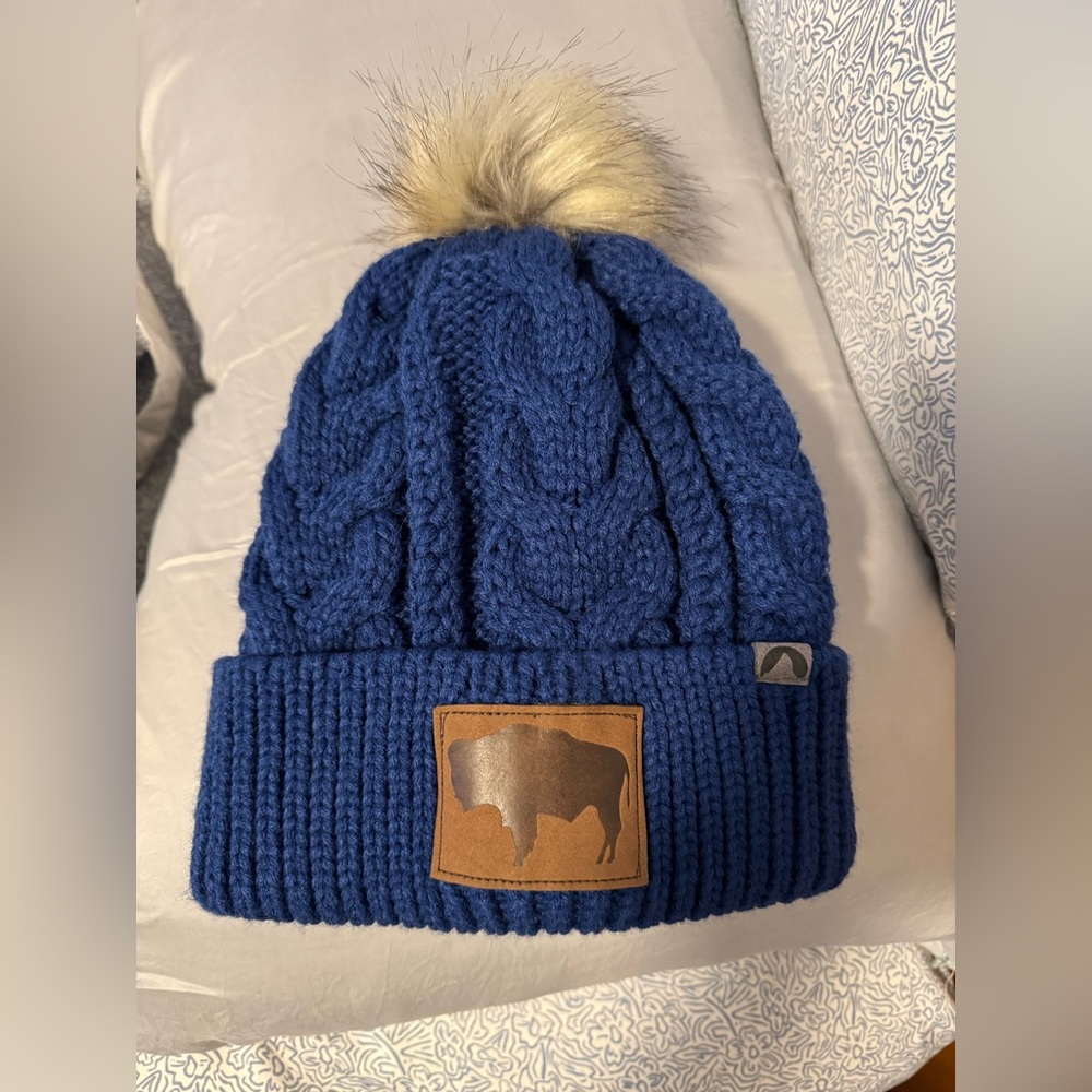 Great condition Cirque Beanie Hat Cable Knit Faux Fur Pom Unisex.